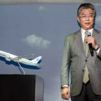 ZIPAIRの機体塗装デザインを発表する西田社長