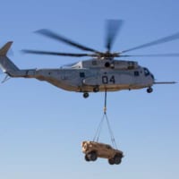 JLTVを機外懸吊するCH-53K（Image:USMC）