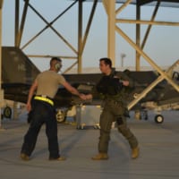 整備員と握手するパイロット（Image：USAF）