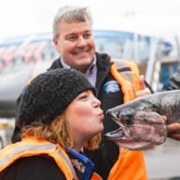 今年の初サーモンに恵みの感謝を捧げる伝統の「キス・ザ・フィッシュ」を行う女性（Image：Alaska Airlines）