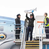サーモンを掲げて降機するパイロット（Image：Alaska Airlines）