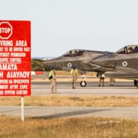 ギリシャ語の注意表記があるアクロティリ空軍基地（Image:RAF／Crown Copyright 2019）