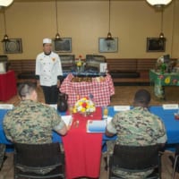 料理のプレゼンテーションを行うハーディー2世上等兵（Image：USMC）