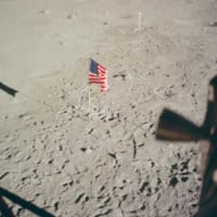月面に残されたアポロ11号の星条旗（Image：NASA）