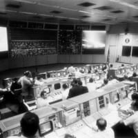 アポロ11号月面での船外活動を見守るミッション・コントロール（Image：NASA）