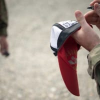 第1空挺団の帽子にサインする（Image：U.S.Army）