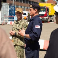 記者会見するイギリス海軍のバーンズ少将（Image：U.S.Navy）
