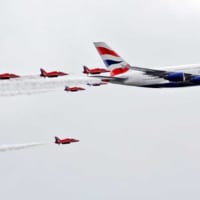 2013年のRIATでブリティッシュ・エアウェイズのA380とフライパスするレッドアローズ（Image：Crown Copyright）