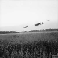 1944年6月6日夕に突入する空挺部隊のグライダー（Image：IWM）