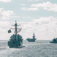 ツゥーウムバから見たアメリカ駆逐艦ウィリアム・P・ローレンス、護衛艦むらさめ、護衛艦いずも（Image：Commonwealth of Australia 2019）