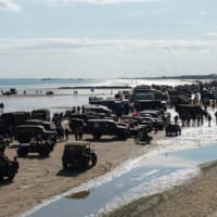 海岸に集まった当時の軍用車両（Image：Crown Copyright 2019）