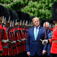 バッキンガム宮殿で儀仗隊の閲兵を行うトランプ大統領（Image：Crown Copyright 2019）