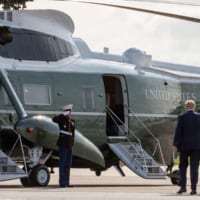 大統領専用ヘリコプターVH-3Dに乗り込むトランプ大統領夫妻（Image：Crown Copyright 2019）