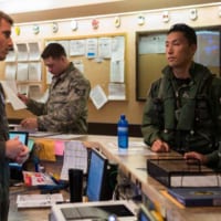 訓練内容の説明を受ける航空自衛隊のパイロット（Image：USAF）