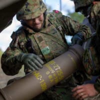 155mmりゅう弾砲の薬のうを取り出す自衛隊員（Image：Commonwealth of Australia, Department of Defence）
