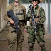 日豪の個人装備の違い（Image：Commonwealth of Australia, Department of Defence）