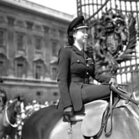 1947に近衛兵の一員として参加したエリザベス王女（Image：Crown Copyright 2019）