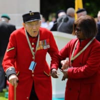 戦没者霊園での式典に参加するイギリス軍の元将兵（Image：Crown Copyright 2019）