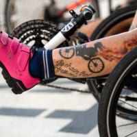 自転車選手の脚に刻まれたタトゥー（Image:U.S. Department of Defense）