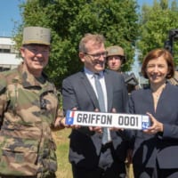 陸軍参謀長とともにグリフォン1号車のナンバーを掲げるパルリ軍事大臣（Image：フランス陸軍）