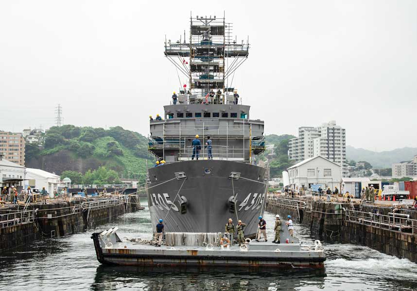 海上自衛隊の艦艇がアメリカ海軍施設にドック入り