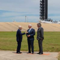 39A射場でバズ・オルドリン氏（左）、リック・アームストロング氏（右）と話すペンス副大統領（Image：NASA）