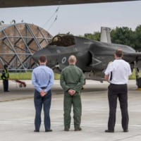 F-35B到着を見守る関係者（Image：RAF Crown Copyright 2019）