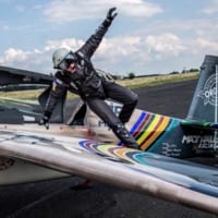 優勝を決めレース機から降りるマット・ホール選手（Joerg Mitter／Red Bull Content Pool）