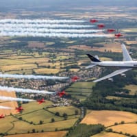 英国航空レトロジェットとレッドアローズの編隊飛行（Image：RAF Crown Copyright 2019）