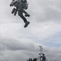 ジェットスーツで飛ぶブローニングさん（Image：Royal Navy／Crown Copyright 2019）