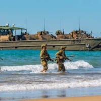 徒歩上陸するオーストラリア兵（Image：Commonwealth of Australia 2019）