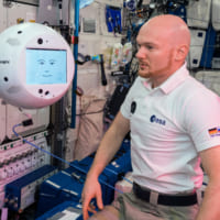 ドイツのアレクサンダー・ゲルスト宇宙飛行士とサイモン（Image：DLR）