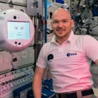 ドイツのゲルスト宇宙飛行士と国際宇宙ステーションで活動するサイモン（Image：DLR）