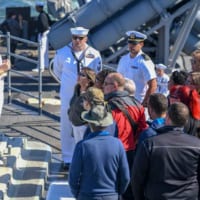 巡洋艦モービル・ベイの後甲板で乗組員の説明を聞く見学者（Image：U.S.Navy）