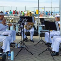 埠頭で演奏する音楽隊（Image：U.S.Navy）