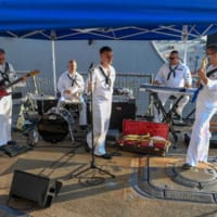 駆逐艦スプルーアンス艦上でのロックバンド演奏（Image：U.S.Navy）