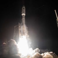 アメリカ軍の通信衛星AEHF-5を載せて打ち上げられるアトラスVロケット（Image：ULA）