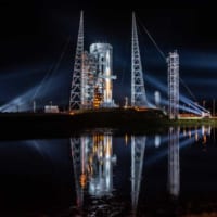 夜の闇に照らし出されるデルタIVロケット最終号機（Image：ULA）