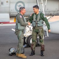 第77飛行隊のイーストホープ隊長と丸茂空幕長（Image：Commonwealth of Australia, Department of Defence）