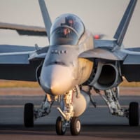 F/A-18Bに搭乗した丸茂空幕長（Image：Commonwealth of Australia, Department of Defence）