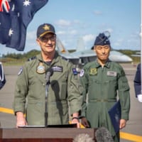 記者会見に臨むハップフェルド中将と丸茂空幕長（Image：Commonwealth of Australia, Department of Defence）