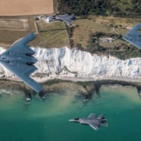 グロースターシャーの海岸線を飛ぶイギリス空軍F-35Bとアメリカ空軍B-2（Image：Crown Copyright 2019）