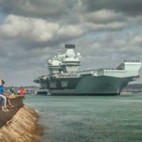 ポーツマスを出港する空母クイーン・エリザベスと見送る人々（Image：Crown Copyright 2019）