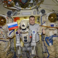 オヴチニン宇宙飛行士とkybot F-850（Image：Roscosmos）