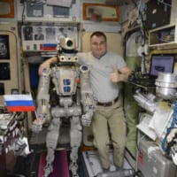 オヴチニン宇宙飛行士とSkybot F-850（Image：Roscosmos）