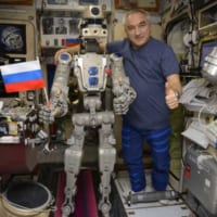 スクヴォルツォフ宇宙飛行士とSkybot F-850（Image：Roscosmos）