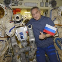 エアロックでスクヴォルツォフ宇宙飛行士とサムアップサインをするSkybot F-850（Image：Roscosmos）