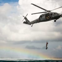 沖縄県金武町沖で海兵隊員をホイストするHH-60W（Image：USAF）