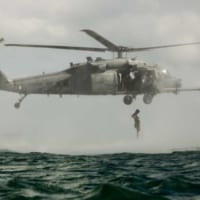 沖縄県金武沖の訓練海域でHH-60Wから降下する海兵隊第3偵察大隊の兵士（Image：USAF）