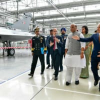 ラファールの生産ラインを視察するインドのシン国防大臣（Image：Dassault Aviation）